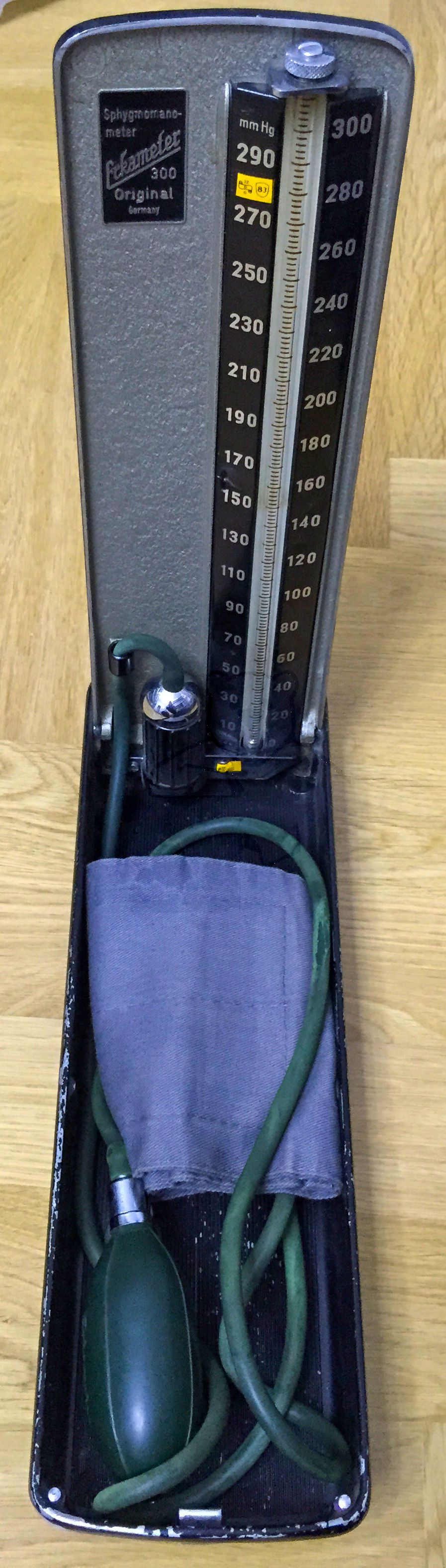 Erka 300 Blutdruckmesser (Sphygmomanometer), Originalzustand, 1960'er Jahre, Ansicht von schräg oben